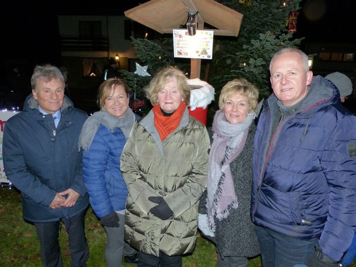 Für krebskranke Kinder im Einsatz:  Hartmut und Marita Jung (r.) mit Professor Dr. Udo Konty (l.) und Marlies Hambücker vom Förderkreis, die sich über die große Spendenbereitschaft freuten. Foto: Hoffmann