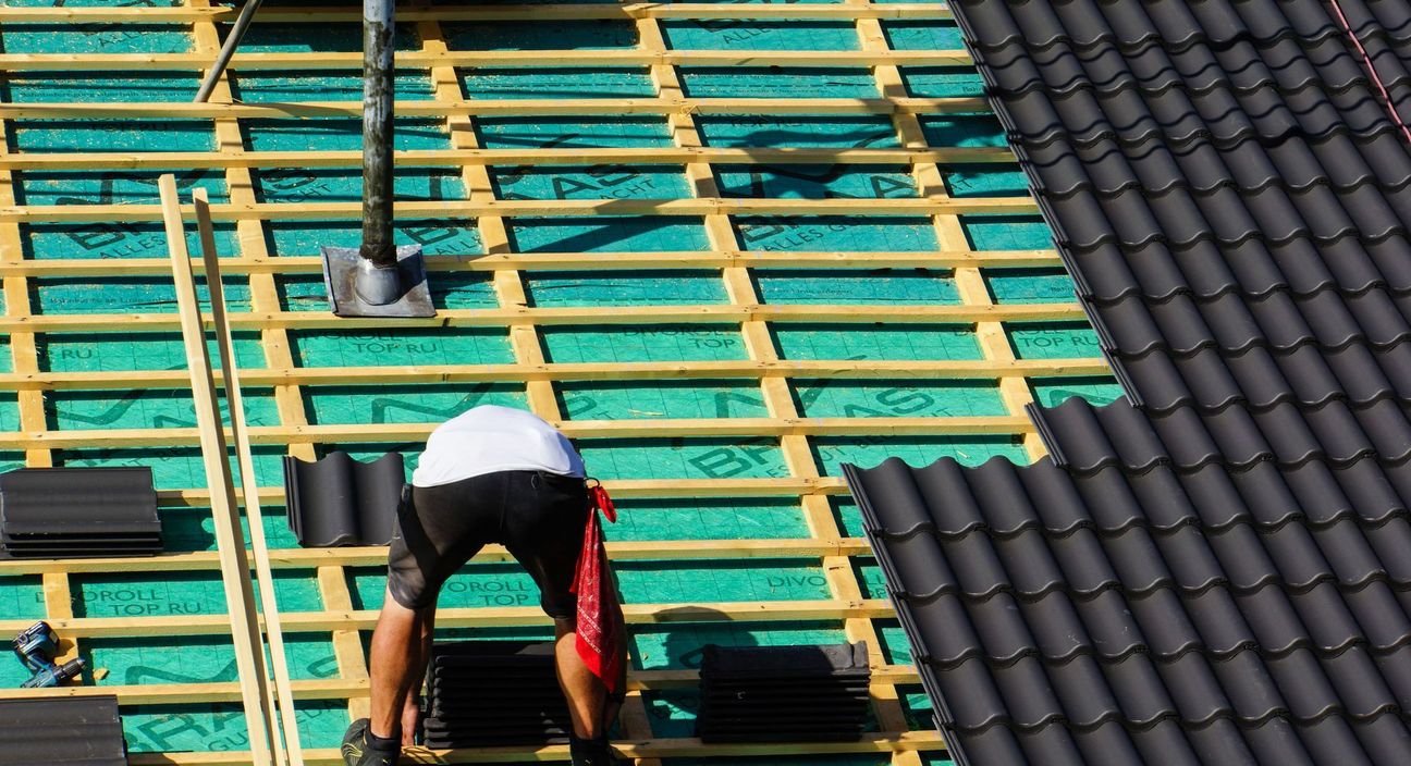 Nicht nur zahlreiche Dachdeckerbetriebe haben derzeit mit Holzknappheit zu kämpfen. Der Mangel an Bauholz macht sich auch in vielen anderen Gewerken bemerkbar. Symbolfoto: Rainer Sturm  / pixelio.de