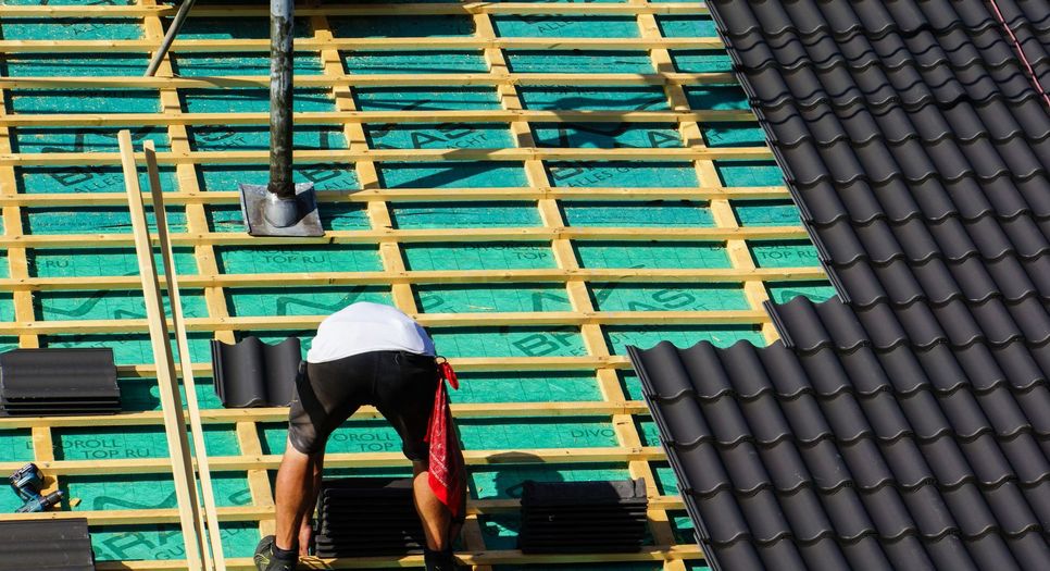 Nicht nur zahlreiche Dachdeckerbetriebe haben derzeit mit Holzknappheit zu kämpfen. Der Mangel an Bauholz macht sich auch in vielen anderen Gewerken bemerkbar. Symbolfoto: Rainer Sturm  / pixelio.de