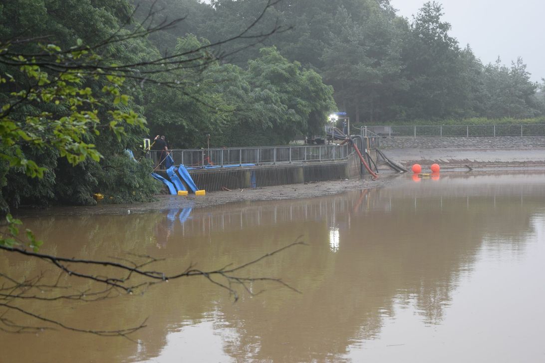 Der Grundablass an der Steinbachtalsperre wurde freigelegt. Bis zu 6 Kubikmeter Wasser pro Sekunde werden derzeit kontrolliert über den Ablauf aus der Talsperre abgelassen. fs-Foto
