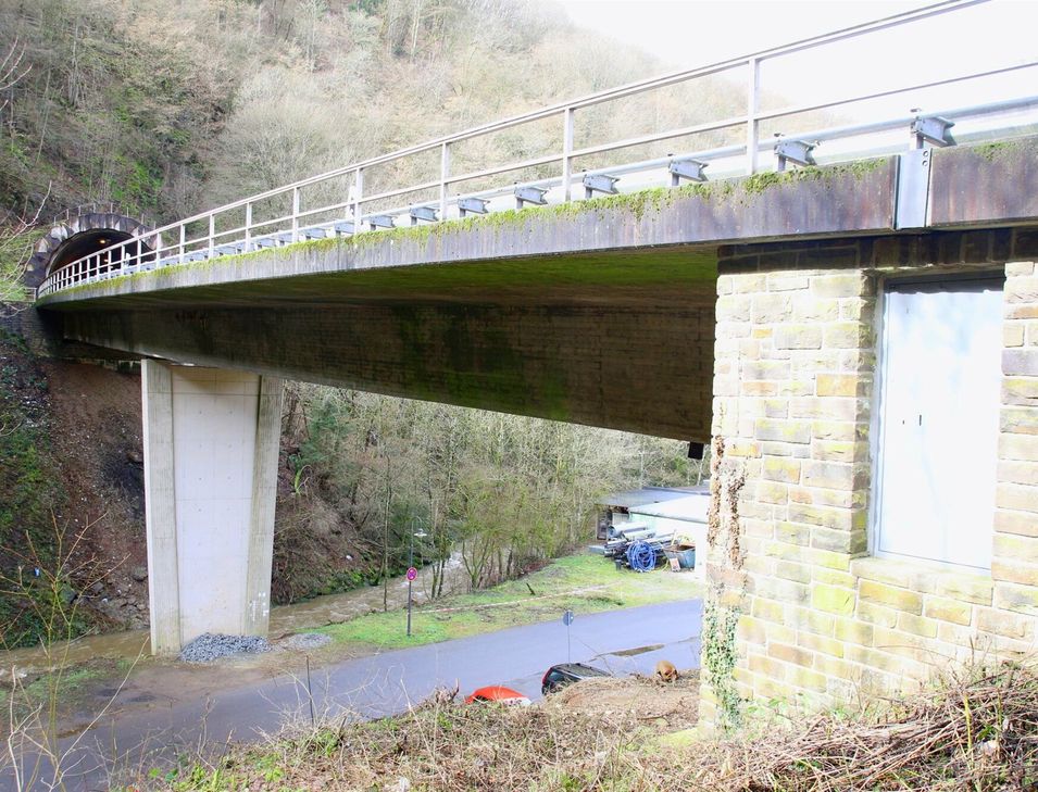 Die Bauarbeiten an der Üssbachbrücke bei Bad Bertrich dauern wohl bis in den Dezember 2022.