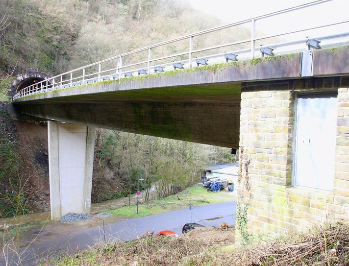 Die Bauarbeiten an der Üssbachbrücke bei Bad Bertrich dauern wohl bis in den Dezember 2022.