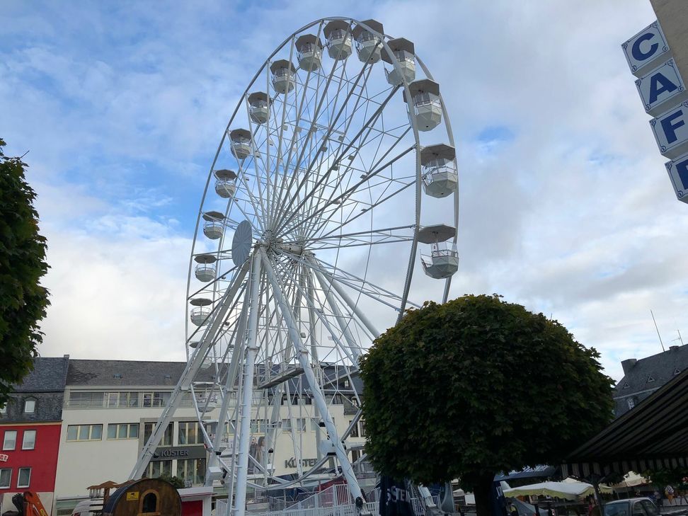 Das Riesenrad für den "Herbstzauber" steht schon...