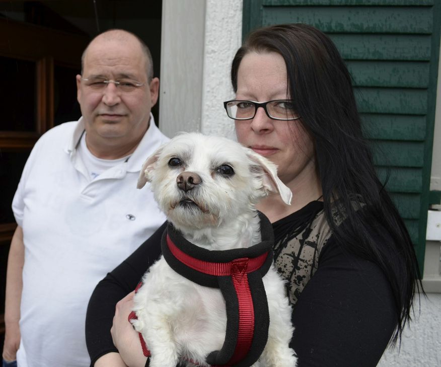 Klaus-Dieter und Jasmin Brauers erlebten mit ihrem Hund Benny den Angriff eines gefährlichen Bullterriers und suchen nun nach den Haltern des Tieres. mn-Foto