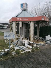 Die Explosion war so heftig, dass das Automatenhäuschen völlig zerstört wurde.