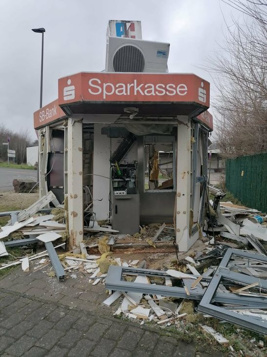 Die Explosion war so heftig, dass das Automatenhäuschen völlig zerstört wurde.