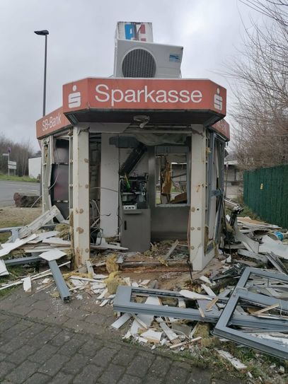 Die Explosion war so heftig, dass das Automatenhäuschen völlig zerstört wurde.