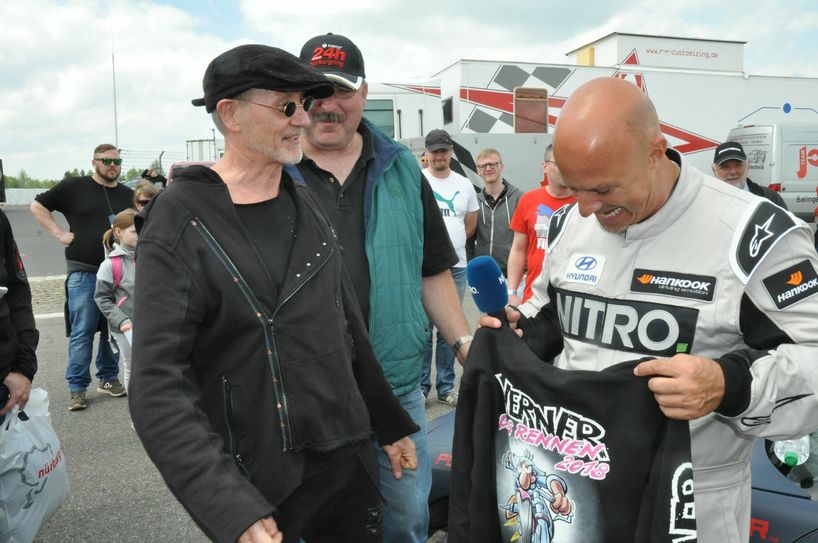 Beinhart! Auch »Werner«-Erfinder Brösel (l.) war auf dem Nürburgring unterwegs.