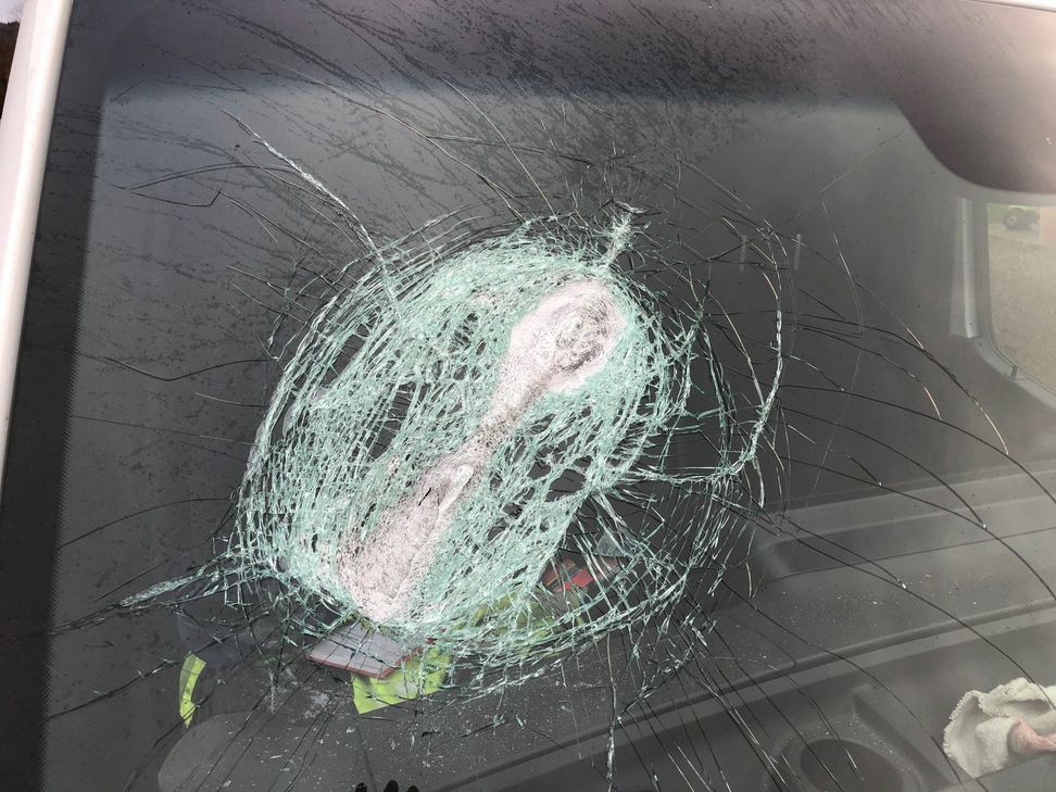 Die Windschutzscheibe wurde durch den Holzscheit schwer beschädigt. Foto: Polizei