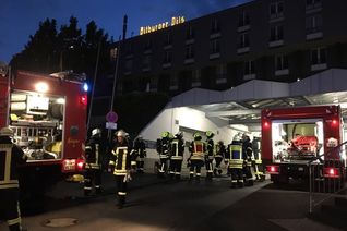 Bei einem Brand in einem Nürburger Hotel musste am Freitagabend eine Etage des Hotels geräumt werden. Foto: Andreas Solheid