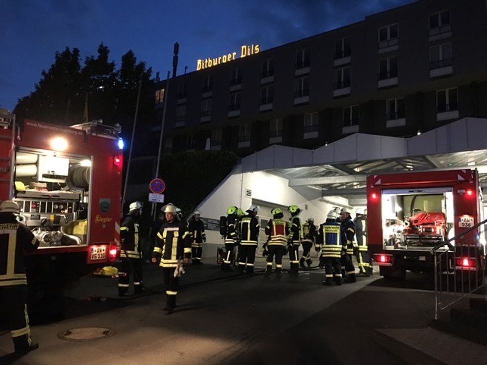 Bei einem Brand in einem Nürburger Hotel musste am Freitagabend eine Etage des Hotels geräumt werden. Foto: Andreas Solheid