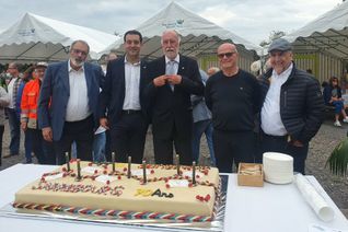 Die Beigeordneten der Stadt Saarburg Franz-Josef Reiter und Johannes Kölling, der Sarrebourger Bürgermeister Dr. Alain Marty, Richard Fuhs und Kreisbeigeordneter Lutwin Ollinger sangen nach dem Anschneiden der Torte ein Geburtstagslied.