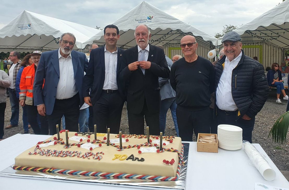 Die Beigeordneten der Stadt Saarburg Franz-Josef Reiter und Johannes Kölling, der Sarrebourger Bürgermeister Dr. Alain Marty, Richard Fuhs und Kreisbeigeordneter Lutwin Ollinger sangen nach dem Anschneiden der Torte ein Geburtstagslied.