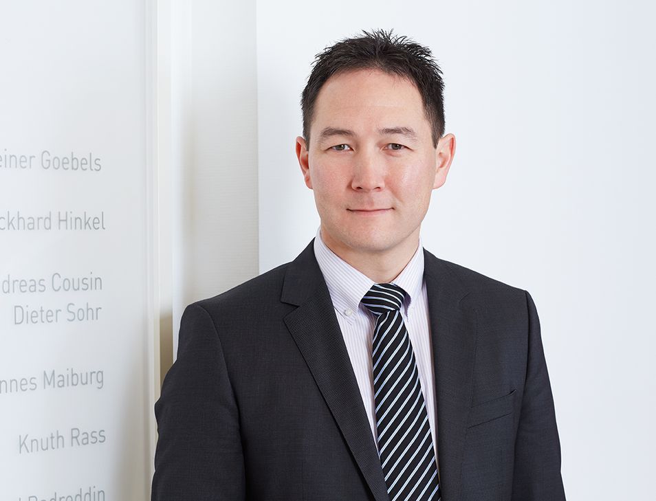 Statt zu versteifen sichert Dr. Per Trobisch eine verkrümmte Wirbelsäule mit einem Seil. Für seine neuartige Operationsmethode kommen Patienten aus aller Welt nach Simmerath, wie auf der Weltkarte markiert.