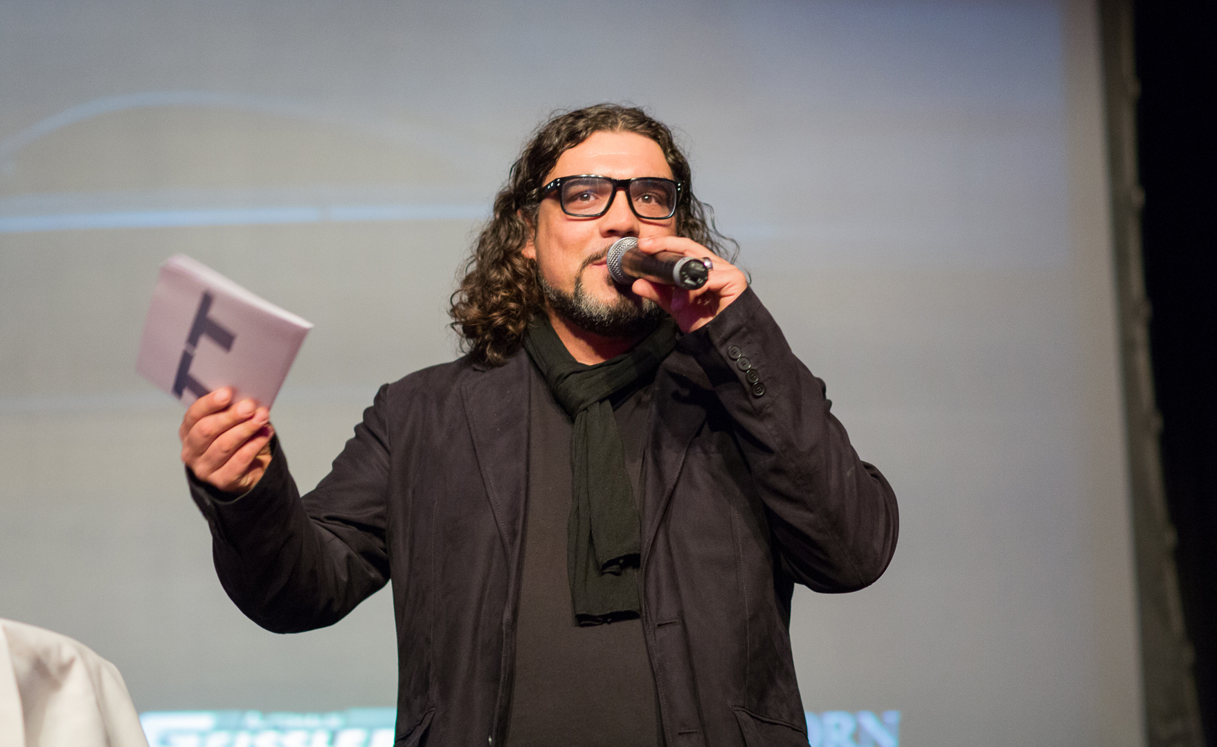 Roland Nenzel konzipiert die Klangwelle nicht nur, er moderiert die Show auch.