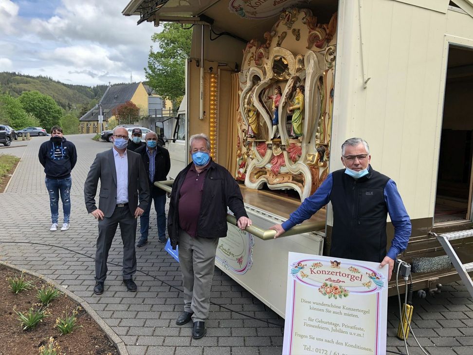 Peter Loosen war mit seiner Konzertorgel auch in Schleiden vor dem Liebfrauenhof zu Gast. mn-Foto