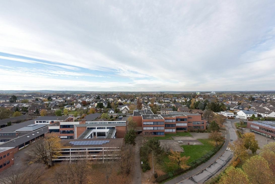 Die Blayer Straße , die zur Zeit Realschule und Gymnasium voneinander trennt, wird es nach der Umgestaltung nicht mehr geben. Foto: Stadt Zülpich