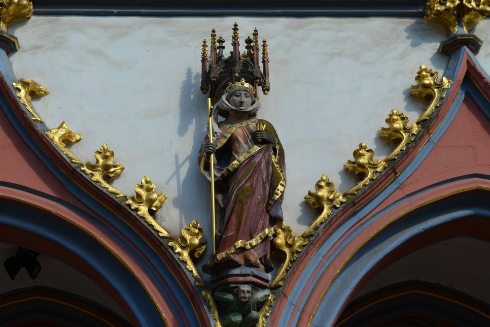 Die Heilige Helena hat auch in Trier Spuren hinterlassen. Ihr Bildnis thront an der Steipe. Es ist eine Kopie. Foto: Neumann