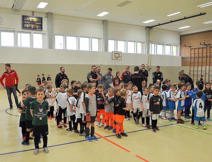 Drei Tage lang wird in der Halle an der Sekundarschule »Budenzauber« vom Feinsten geboten, wenn dort insgesamt elf Altersklassen ihre Sieger und Platzierten ermitteln.