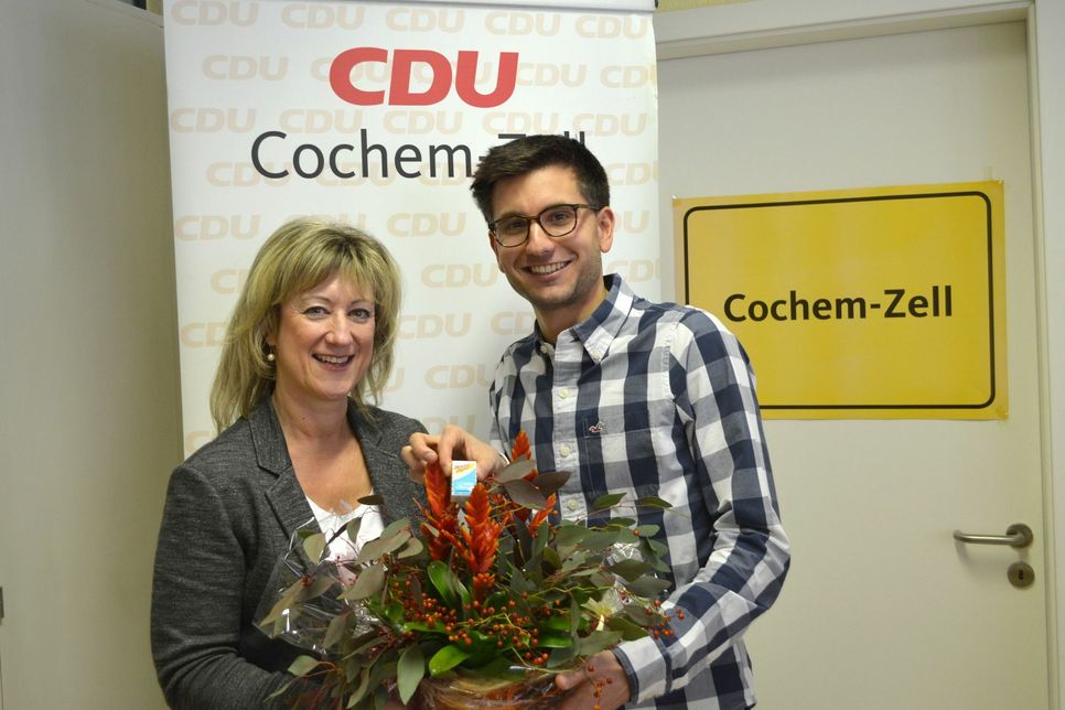 Gratulation mit Blumen und Traubenzucker für viel Energie von der CDU-Kreisvorsitzenden Anke Beilstein an Jens Münster, den neuen Landesvorsitzenden der JU.