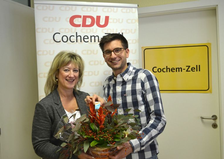 Gratulation mit Blumen und Traubenzucker für viel Energie von der CDU-Kreisvorsitzenden Anke Beilstein an Jens Münster, den neuen Landesvorsitzenden der JU.