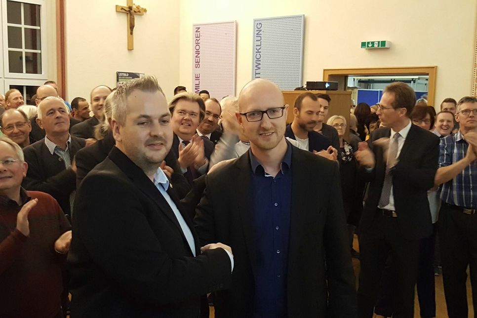 Michael Stadler und Ingo Pfennings beim Händeschütteln nach der Wahl.
