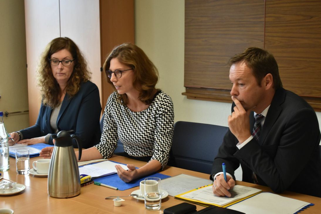Die rheinland-pfälzische Gesundheitsministerin Sabine Bätzing-Lichtenthäler (m.) und Gesundheitsstaatssekretär Dr. Alexander Wilhelm (r.) sprachen über die aktuelle Situation der Geburtshilfe in Daun. Foto: Woltmann