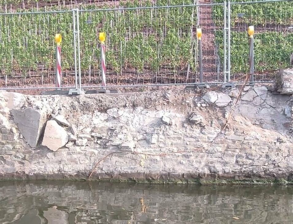 Die Stützwand an der B 49 wurde bei einem Schiffsanprall zerstört.