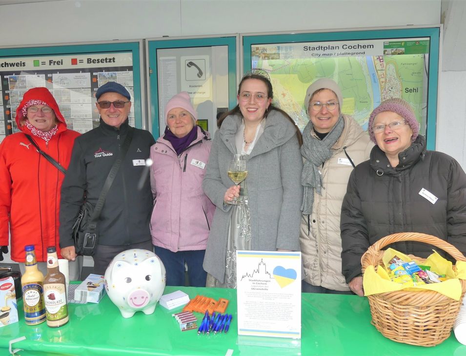 Die Gästeführerinnen und -führer der Stadt Cochem stellten sich in den Dienst der guten Sache.