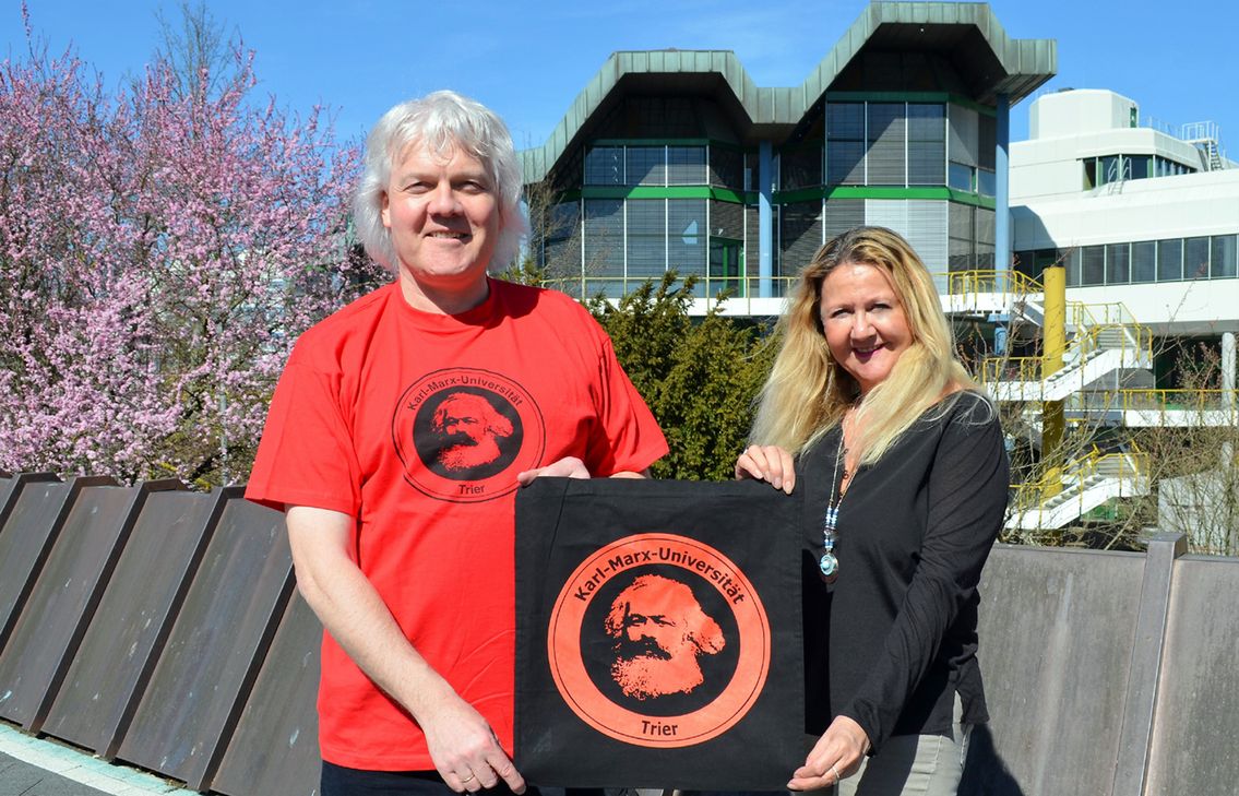 April: Im Karl-Marx-Jahr 2018 steht auch die Frage der Umbenennung der Universität wieder im Raum. "Warum nicht?" fragen sich auch Wochenspiegel-Redakteurin Andrea Fischer und Redaktionsleiter Arnt Finkenberg.