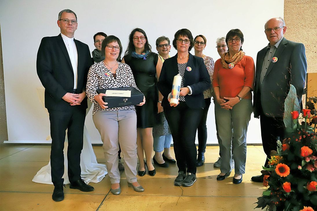 Generalvikar Dr. Ulrich Graf von Plettenberg mit den Ehrenamtlichen der Initiative »Passend Anders« aus Schwirzheim. Foto: Bistum