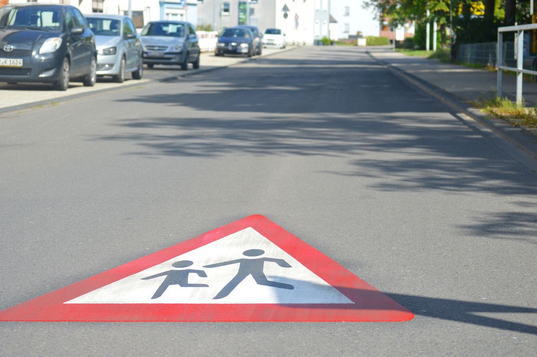Die neue Fahrbahnmarkierung erhöht die Verkehrssicherheit für die Grundschulkinder. Foto: M. Stölb
