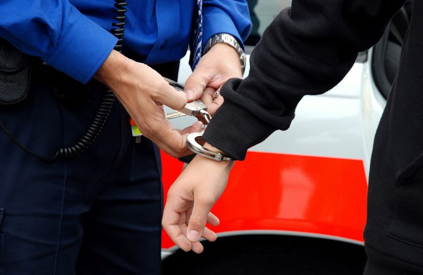 Bei mehr als jeder zweiten Straftat in der Städteregion Aachen klicken früher oder später die Handschellen. 23.677 von 44.993 Fällen wurden 2018 durch die Polizei aufgeklärt.Symbolfoto: Paul Georg Meister / pixelio