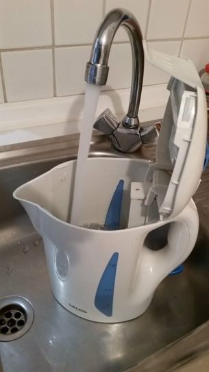 Trinkwasser muss derzeit abgekocht werden. Foto: Klaus Desinger