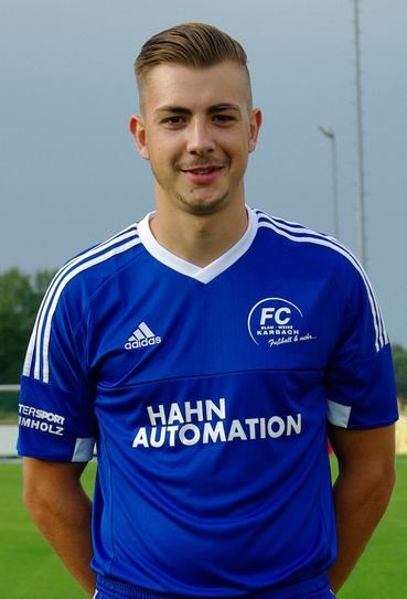 Enrico Köppen spielt derzeit im Team des FC Karbach eine wichtige Rolle nicht nur als Torjäger, sondern auch als engagierter Spieler, der auch mal in der Abwehr den Kopf hinhält. Im Hunsrück hofft man, ihn auch in der nächsten Saison im Karbacher Trikot zu sehen. (Foto: Arno Boes)
