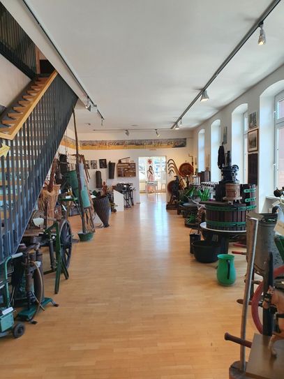 Im Wein- und Heimatmuseum im historischen Rathaus in Zell wird unter anderem die 1.100-jährige Geschichte des Weinbaus in der Moselstadt gezeigt.