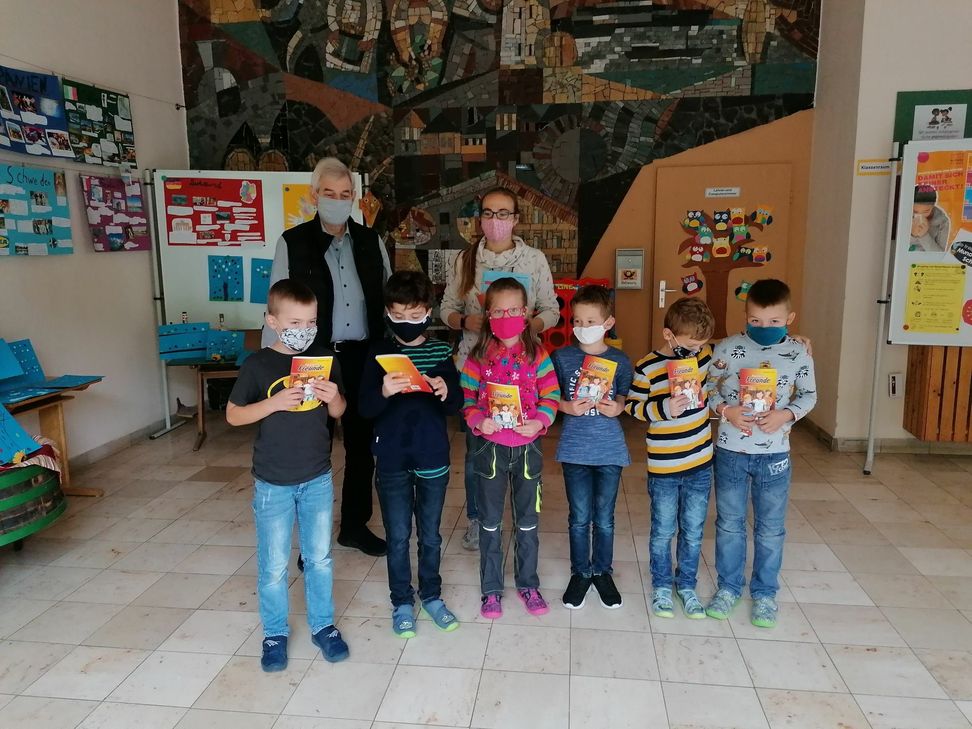 Wolfgang Thiel und Schulleiterin Silke Hartmann mit Zweitklässlern der Grundschule Müden bei der Übergabe der Bücher des Rotary-Leseprojektes.