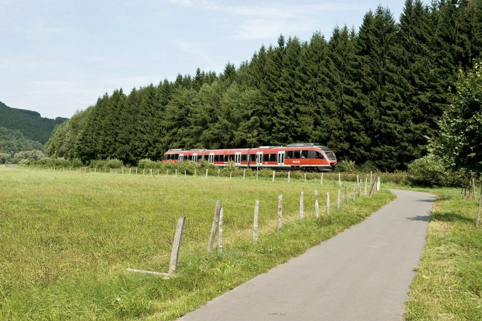 Praktisch: Der Kyll-Radweg verläuft parallel zur Bahnstrecke, © Eifel Tourismus GmbH/D. Ketz