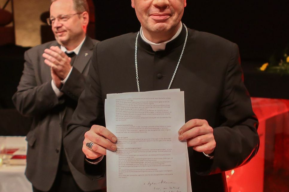 Bischof Ackermann mit den Abschlusspapieren. Foto: Bistum