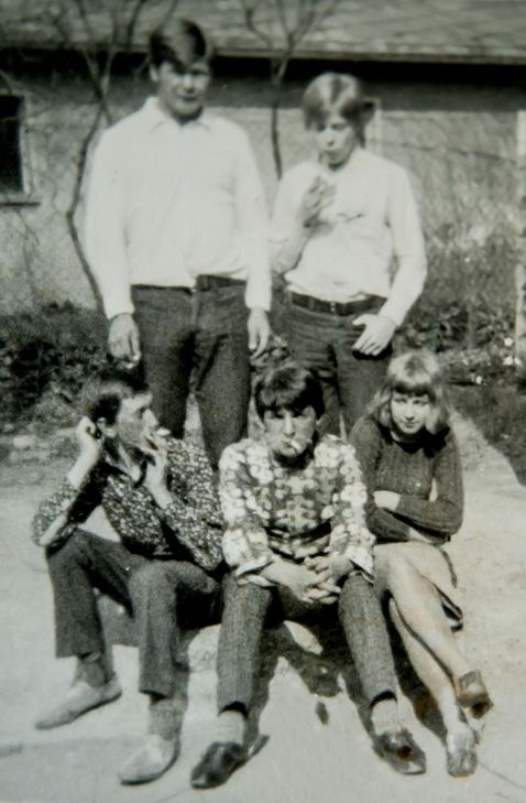 Lilys erste Band, „The Fools“, 1966 vor dem ehemaligen Jugendheim in Feyen. Im Foto: Lily Remy (unten rechts) und Addy Schneider (Mitte). (Foto: privat)