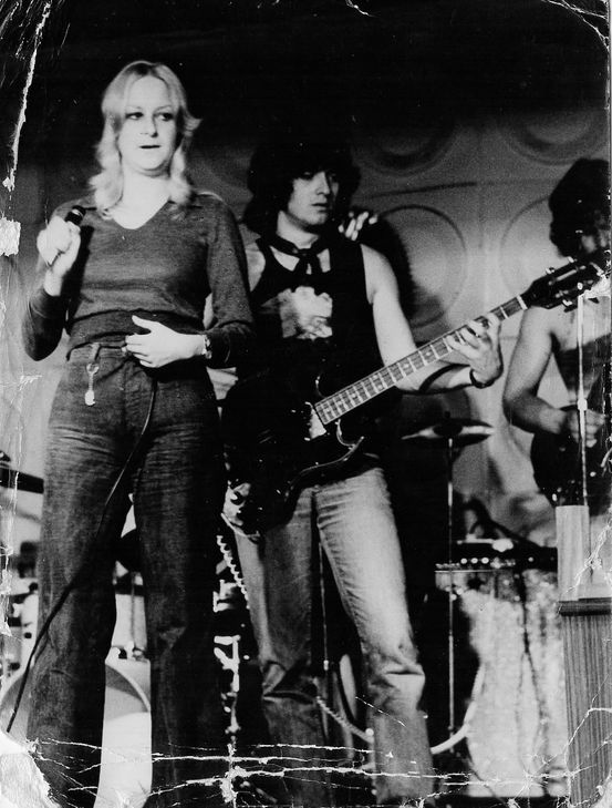 Lily und ihre Heidelberger Band „The Twigg“ anno 1974 bei einem Auftritt im legendären Trierer „Café Wilhelmshöhe“. (Foto: privat)