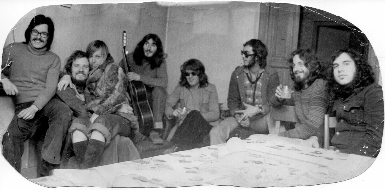 Die luxemburgisch-französische Formation „Mash“: Lily Remy auf dem Schoß von Claude Weber alias „Buffalo C. Wayne“; circa 1975. (Foto: privat)