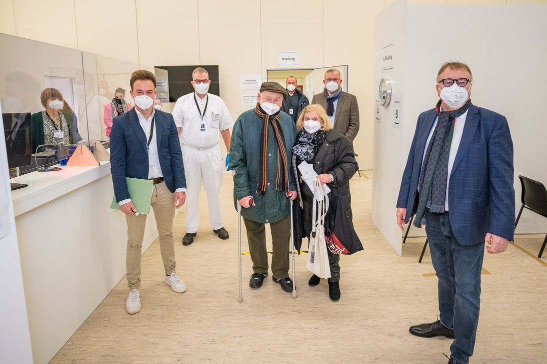 Fabian Schneider, Impfzentrumskoordinator, Dr. Michael Berbig, Leiter des Ärztenetzes Kreis Ahrweiler, Dr. Stefan Voss, Leiter des Gesundheitsamtes, Achim Juchem, Bürgermeister der Gemeinde Grafschaft, und Landrat Dr. Jürgen Pföhler begrüßten heute Morgen die ersten Impflinge, Bernd und Ilse Wittge (Mitte). Foto: Kreisverwaltung/Risse