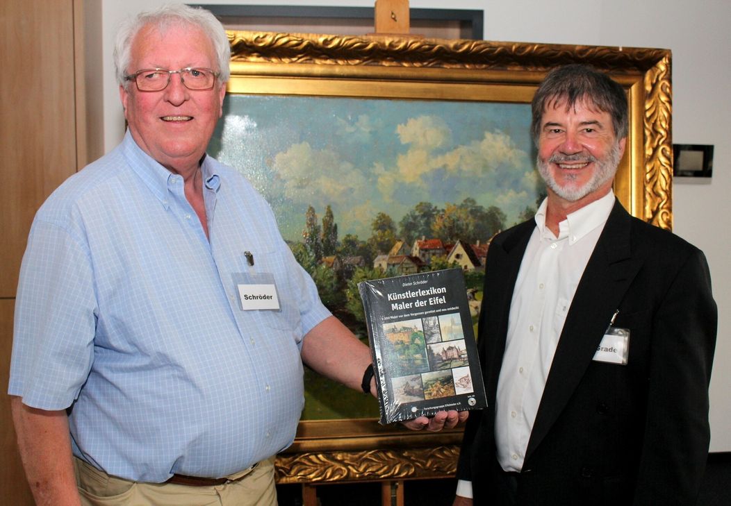 Die Herausgeber des Künstlerlexikons: Dieter Schröder (l.) und Dr. Michael Grade für die Forschungsgruppe Eifelmaler. Foto: Thomas Schmitz/pp/Agentur ProfiPress.