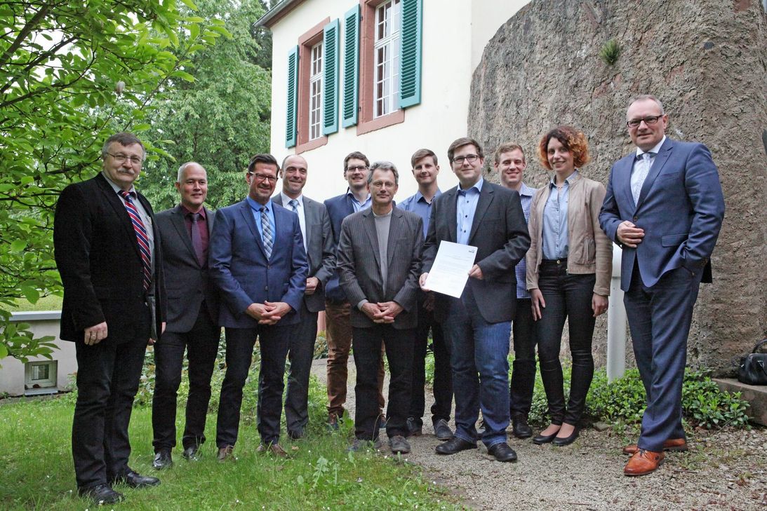 Von links: Prof. Dr.-Ing. Manfred Schlich, Christian Girndt (SWT), Heinz Flick (DVGW), Helfried Welsch (SWT), Adrian Lamberty, Prof. Dr.-Ing. Christoph Menke, Felix Behnke, Christopher Börner, Thorsten Kauth, Mayline Heinzelmann, Arndt Müller (SWT-Vorstand). Foto: SWT