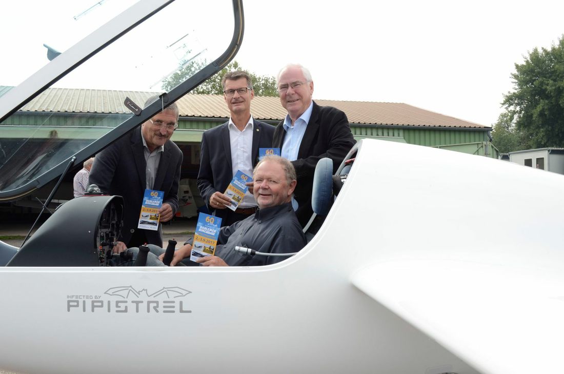 Manfred Kolf (v.li.), Bürgermeister Jan Lembach, Helmut Etten und Dr. Mario Wichmann (im Cockpit) präsentierten auf der Dahlemer Binz das Programm, mit dem das 60-jährige Jubiläum des Flugplatzes gefeiert werden soll. mn-Foto