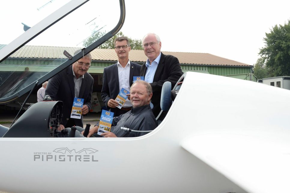 Manfred Kolf (v.li.), Bürgermeister Jan Lembach, Helmut Etten und Dr. Mario Wichmann (im Cockpit) präsentierten auf der Dahlemer Binz das Programm, mit dem das 60-jährige Jubiläum des Flugplatzes gefeiert werden soll. mn-Foto
