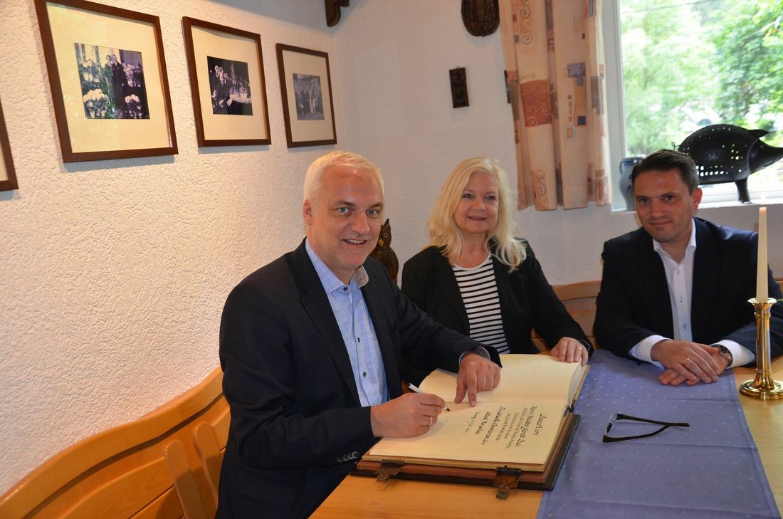 ...der obliagtorische Eintrag ins Goldene Buch der Stadt...