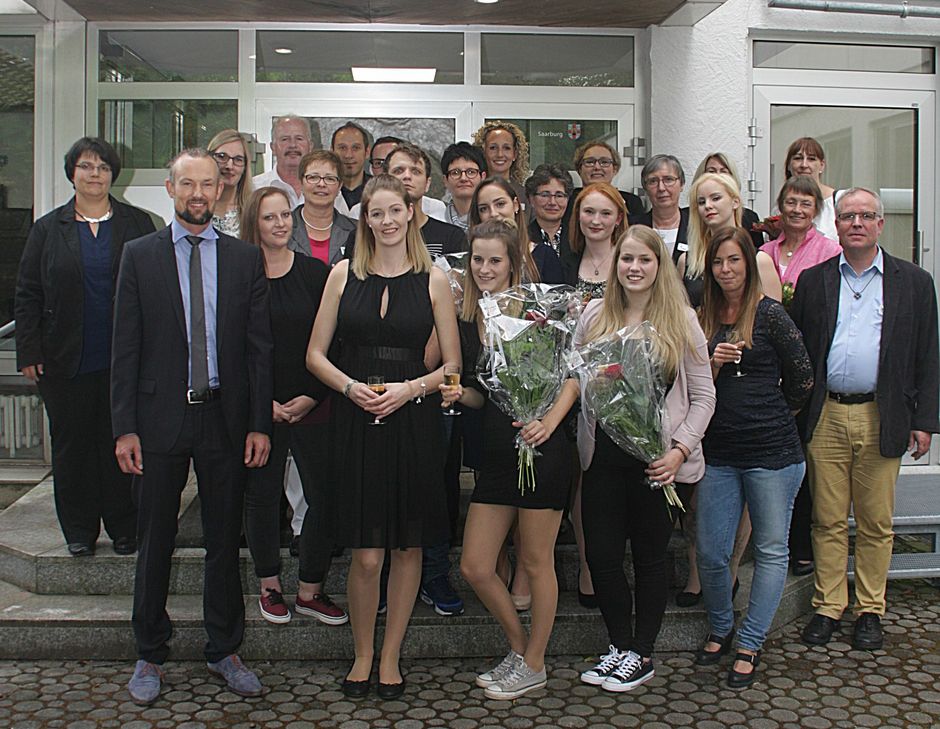 Die Absolventen sind: Hanna Biermann, Felix Burghardt, Sandy Chantal Gar?on, Nicole Grundheber, Denise Overdick, Helmut Pischler, Chiara Roersch, Janine Schickendantz, Sabrina Schröder, Jessica Tegtmeyer. Foto: FF