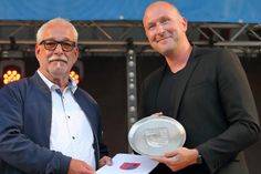 Manfred Schuler bei der Überreichung des Wappentellers des Eifelkreises.